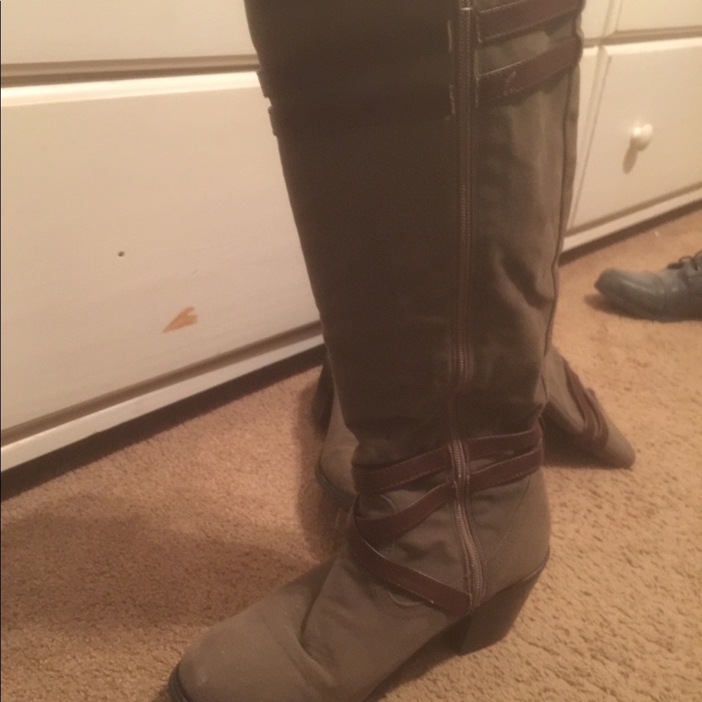 Boots - Picture 5 of 6